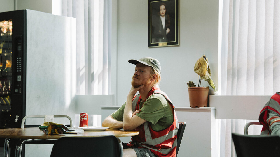 «Бугония»: Джесси Племонс спасает планету от инопланетян