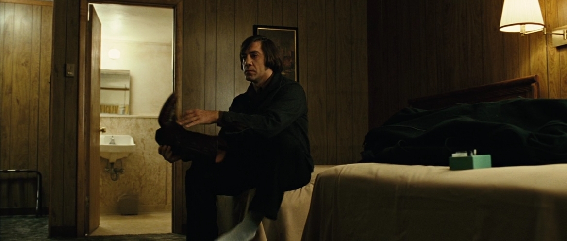 Чигур снимает ботинки