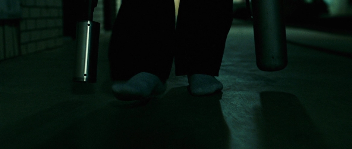 Аккуратно ставит ноги