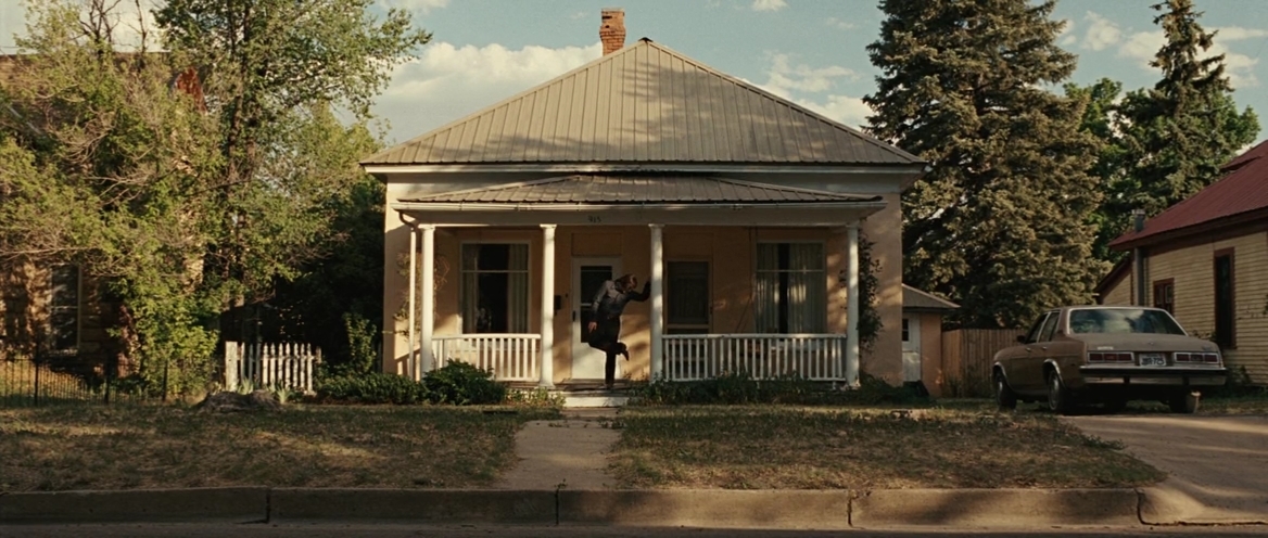 Чигур уходит с места преступления